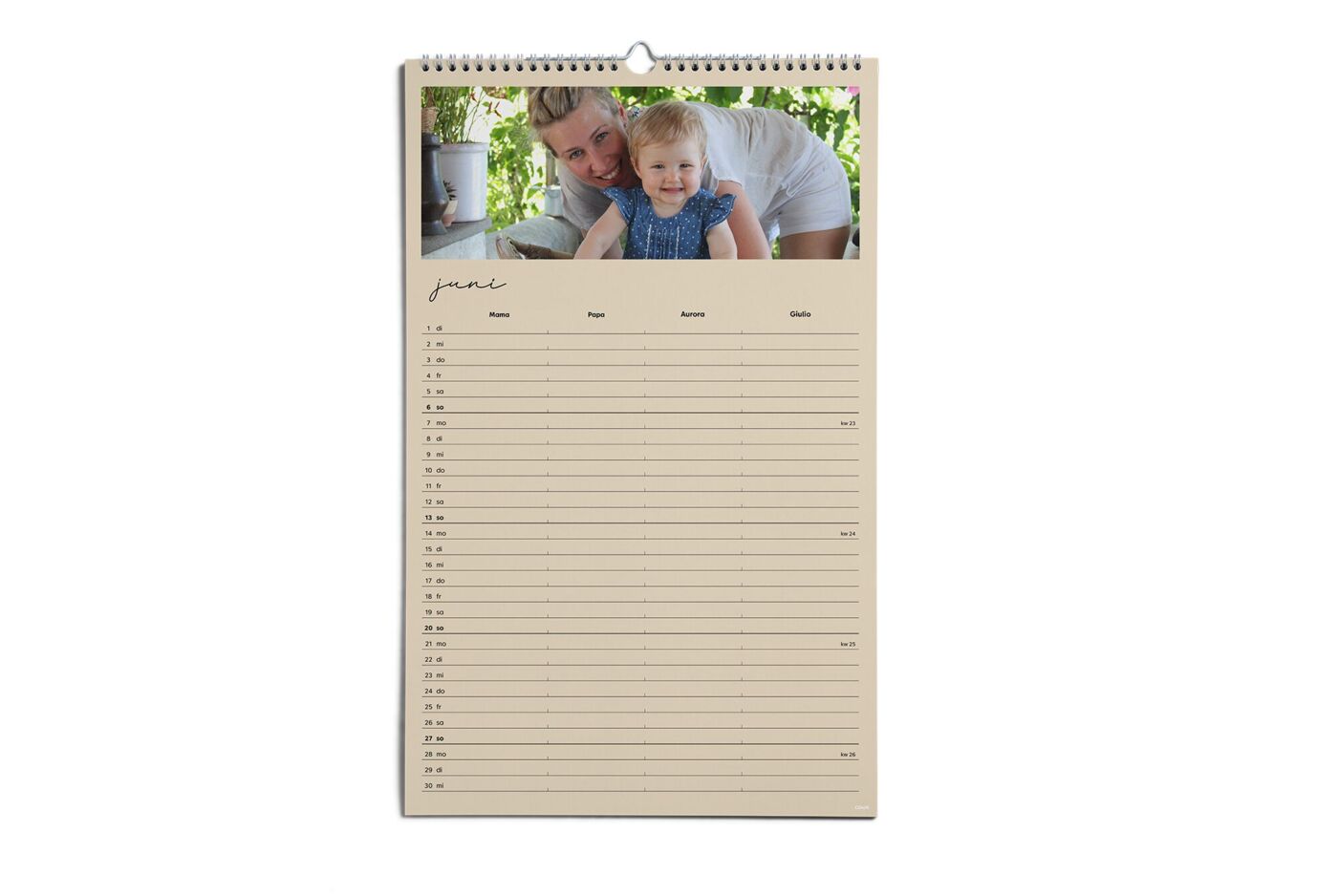 CEWE Wandkalender XL für Juni mit dem Bild einer lächelnden Frau und eines grinsenden Kindes